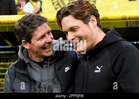 Oliver GLASNER (links, Trainer, F) und Edin TERZIC (Trainer, DO) reden miteinander, reden, Fußball 1. Bundesliga, 29. Spieltag, Borussia Dortmund (DO) - Eintracht Frankfurt (F) 4:0, am 22. April. 2023 in Dortmund/Deutschland. Stockfoto
