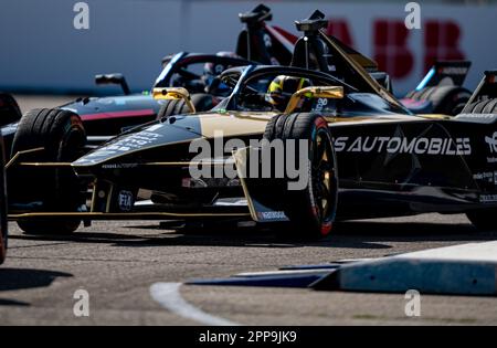 Berlin, Deutschland. 22. April 2023. Motorsport: Formel E: Berlin E-Prix am Tempelhofer Feld, Rennen: Stoffel Vandoorne vom DS Penske Autosport Team auf der Strecke. Kredit: Fabian Sommer/dpa/Alamy Live News Stockfoto