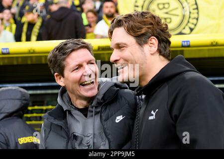 Oliver GLASNER (links, Trainer, F) und Edin TERZIC (Trainer, DO) reden miteinander, reden, Fußball 1. Bundesliga, 29. Spieltag, Borussia Dortmund (DO) - Eintracht Frankfurt (F) 4:0, am 22. April. 2023 in Dortmund/Deutschland. Stockfoto