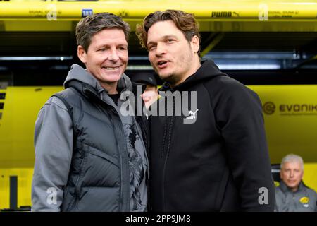 Oliver GLASNER (links, Trainer, F) und Edin TERZIC (Trainer, DO) reden miteinander, reden, Fußball 1. Bundesliga, 29. Spieltag, Borussia Dortmund (DO) - Eintracht Frankfurt (F) 4:0, am 22. April. 2023 in Dortmund/Deutschland. Stockfoto