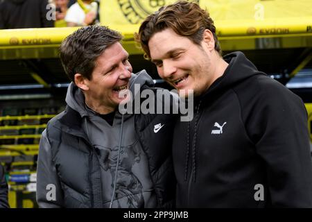 Oliver GLASNER (links, Trainer, F) und Edin TERZIC (Trainer, DO) reden miteinander, reden, Fußball 1. Bundesliga, 29. Spieltag, Borussia Dortmund (DO) - Eintracht Frankfurt (F) 4:0, am 22. April. 2023 in Dortmund/Deutschland. Stockfoto