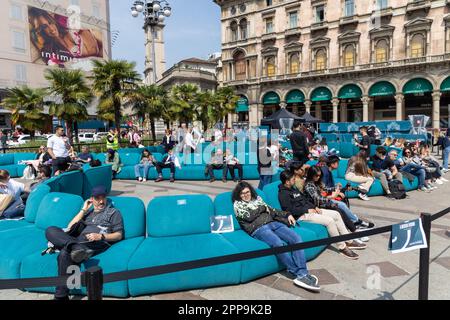 Mailand, Italien - april 2023 - Fuorisalone Mailand Design Week - Duomo Square Sofa über 70 m lang von Divani & Divani Natuzzi Kredit: Kines Milano/Alamy Live News Stockfoto