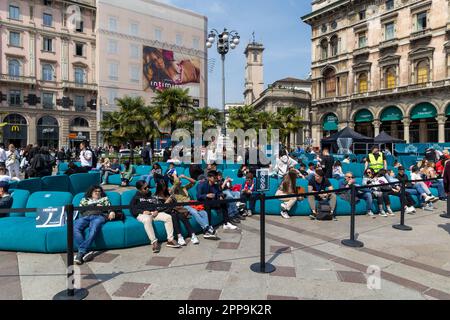 Mailand, Italien - april 2023 - Fuorisalone Mailand Design Week - Duomo Square Sofa über 70 m lang von Divani & Divani Natuzzi Kredit: Kines Milano/Alamy Live News Stockfoto