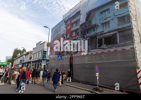 Mailand, Italien - april 22 2023 - Fuorisalone Mailand Design Week - CESVI bringt zusammen mit Fabrizio Spucches und Milano Space Makers ein unerwartetes gesellschaftliches Projekt, das den Blickwinkel des Heimkonzepts völlig umstürzt: Auf störende Weise wird die Zerstörung des Lebensraums aufgrund von Naturereignissen, wie Erdbeben und klimatischen Notfällen, menschlichen Ereignissen, wie Krieg, geplant. Kredit: Kines Milano/Alamy Live News Stockfoto