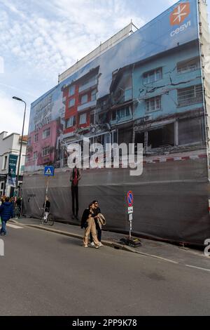 Mailand, Italien - april 22 2023 - Fuorisalone Mailand Design Week - CESVI bringt zusammen mit Fabrizio Spucches und Milano Space Makers ein unerwartetes gesellschaftliches Projekt, das den Blickwinkel des Heimkonzepts völlig umstürzt: Auf störende Weise wird die Zerstörung des Lebensraums aufgrund von Naturereignissen, wie Erdbeben und klimatischen Notfällen, menschlichen Ereignissen, wie Krieg, geplant. Kredit: Kines Milano/Alamy Live News Stockfoto