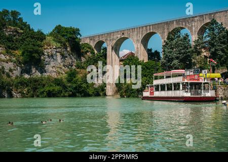 Das Aquädukt über dem Fluss Bourne und ein Paddeldampfer im Dorf Saint Nazaire en Royans in den französischen Alpen (Drome) Stockfoto