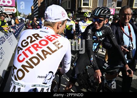 Lüttich, Belgien. 23. April 2023. Französischer Benoit Cosnefroy von AG2R Citroen und französischer Romain Bardet von Team DSM, abgebildet zu Beginn des Men-Elite-Rennens Lüttich-Bastogne-Lüttich eintägiges Radrennen, 258,5km km von Lüttich, über Bastogne nach Lüttich, Sonntag, 23. April 2023. BELGA FOTO JASPER JACOBS Kredit: Belga News Agency/Alamy Live News Stockfoto