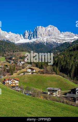 Malerischer Blick über das Tierser-Tal (Val di Tires) mit Rosengarten (Catinaccio)-Massiv im Hintergrund, Dolomiten, Tiers-Reifen, Trentino-Alto Adige/Sud Stockfoto