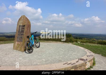 Blick auf den Delamere Forest von Pale Heights auf Old Pale Hill in Cheshire, Großbritannien Stockfoto