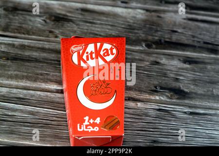 Kairo, Ägypten, April 9 2023: KitKat Schokolade überzogene Waffelbar-Konfektion von Rowntree's aus York, Großbritannien, und wird nun weltweit von Nestl hergestellt Stockfoto