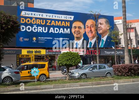 Eine große Horte von Bewerbern der regierenden AK Parti in der Türkei für die Präsidentschafts- und Parlamentswahlen im Mai 2023. Das Poster-Abbild Stockfoto