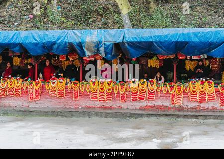 KATHMANDU, NEPAL - 14. April 2023: Menschen, die Blumengirlanden für Gebete auf dem Straßenmarkt im Dakshinkali-Tempel, Nepal, verkaufen. Stockfoto