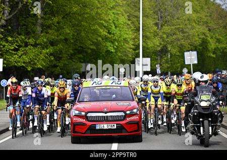 Lüttich, Belgien. 23. April 2023. Das Reiterpaket zu Beginn des Men-Elite-Rennens der eintägigen Radtour Lüttich-Bastogne-Lüttich, 258,5km km von Lüttich über Bastogne nach Lüttich, Sonntag, 23. April 2023. BELGA FOTO JASPER JACOBS Kredit: Belga News Agency/Alamy Live News Stockfoto