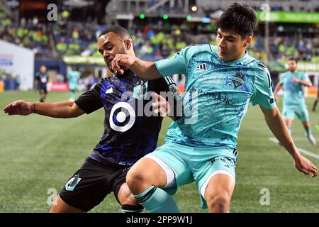 Seattle, WA, USA. 22. April 2023. 22. April 2023: Seattle Sounders Mittelfeldspieler Obed Vargas (73) und Minnesota United Defender D.J. Taylor (27) kämpft beim MLS-Fußballspiel zwischen Minnesota United und Seattle Sounders FC im Lumen Field in Seattle, WA, gegen die Spielbretter. Seattle hat Minnesota 1-0 besiegt. Steve Faber/CSM(Kreditbild: © Steve Faber/Cal Sport Media) Kredit: CAL Sport Media/Alamy Live News Stockfoto