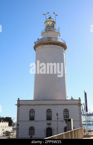 Der wunderschöne Leuchtturm, den Sie in La Farola de Malaga rund um den Hafen von Malaga sehen können. Stockfoto