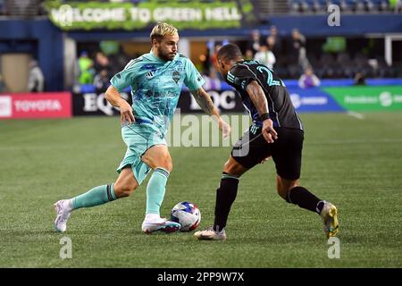 Seattle, WA, USA. 22. April 2023. 22. April 2023: Seattle Sounders Forward Jordan Morris (13) versucht, an Minnesota United Defender D.J. vorbeizukommen Taylor (27) während des MLS-Fußballspiels zwischen Minnesota United und Seattle Sounders FC im Lumen Field in Seattle, WA. Seattle hat Minnesota 1-0 besiegt. Steve Faber/CSM Kredit: CAL Sport Media/Alamy Live News Stockfoto