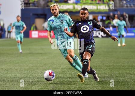 Seattle, WA, USA. 22. April 2023. 22. April 2023: Minnesota United Defender D.J. Taylor (27) und Seattle Sounders Forward Jordan Morris (13) verfolgen den Ball während des MLS-Fußballspiels zwischen Minnesota United und Seattle Sounders FC im Lumen Field in Seattle, WA. Seattle hat Minnesota 1-0 besiegt. Steve Faber/CSM Kredit: CAL Sport Media/Alamy Live News Stockfoto