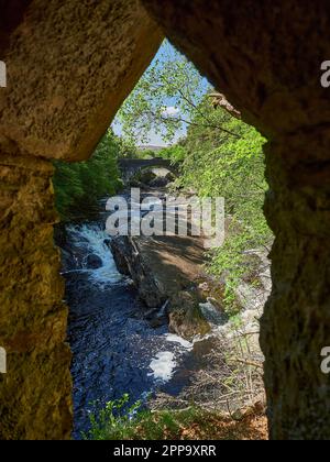 invermoriston Falls in der Nähe von Loch Ness in Schottland an einem sonnigen Tag mit klarem blauen Himmel. Stockfoto