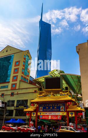 Blick auf Jalan Petaling, China Town Shopping Street und Warisan Merdeka Tower, Kuala Lumpur, Malaysia. Stockfoto