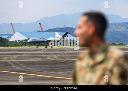 Subic Bay, Bataan, Die Philippinen. 23. April 2023. Ein US-Soldat hält Wache, wenn die US Air Force als unbemanntes Luftfahrzeug MQ-9 Reaper Taxis auf der Startbahn nach der Landung auf einem Flughafen im Rahmen der Übungen zwischen den USA und den Philippinen in Balikatan betreibt. Die einmonatigen gemeinsamen Übungen amerikanischer und philippinischer Streitkräfte, die Anfang April begonnen haben, wurden von China kritisiert, nachdem die chinesische PLA ihre militärische Präsenz in der Nähe und um Taiwan vergrößert hatte. (Kreditbild: © Daniel Ceng Shou-Yi/ZUMA Press Wire) Kredit: ZUMA Press, Inc./Alamy Live News Stockfoto