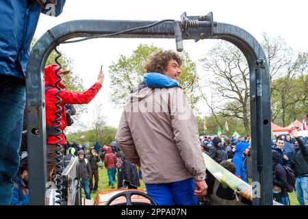 Julien Le Guet, der Anführer des Kampfes gegen die Megabecken von Ste Soline. Verlassen Sie die Straße, Demonstration gegen die Autobahn A69, die Castres (Tarn) mit Toulouse (Haute-Garonne) verbinden muss, organisiert von den Kollektiven „La voie est libre“, „les Soulèvements de la Terre“ und „Extinction Rebellion Toulouse“ und der Confederation paysanne. Fast 8000 Menschen versammelten sich für einen langen marsch zwischen Soual und Saix (81), um ihre Ablehnung des Autobahnprojekts zu zeigen, das von der Präfektur und dem Departement Tarn sowie der Region Occitanie unterstützt wird. Frankreich, Saix am 22. April 2023. Foto b Stockfoto