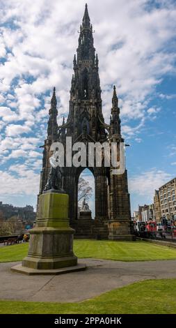 Scott Monument und die Livingston Statue in Princes Street Gardens, Edinburgh, Schottland, Großbritannien Stockfoto