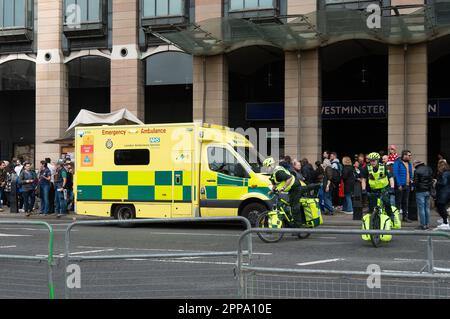 Westminster, London, Großbritannien. 22. April 2023. Ein London Amublance Service Notarztwagen und Sanitäter auf Fahrrädern vor der Westminster U-Bahnstation in London. Die Regierung wird rechtliche Schritte einleiten, um weitere Streiks der Krankenschwestern zu stoppen. Es wurde berichtet, dass sowohl Ärzte als auch Krankenschwestern von RCN planen, während des Feiertagswochenendes im Mai gleichzeitig für 48 Stunden in den Streik zu treten, was potenziell das Leben von Patienten in Gefahr bringen könnte. Pat Cullen, Leiter des Royal College of Nursing, soll bei der Aktion Gesundheitsminister, Steve Barclay vorschlägt, rauchend sein. Kredit: Maureen McLean/Alam Stockfoto