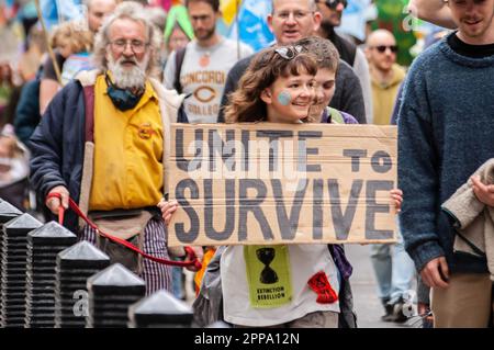 Westminster, London, England. 22. April 2023. Extinction Rebellion Teilnahme an einem Biodiversitätsmarsch am Earth Day 2023. Kredit: Jessica Girvan/Alamy Live News Stockfoto