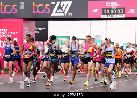 Mo Farah und andere Wettbewerber zu Beginn des Elite-Rennens der Herren während des TCS London Marathon. Foto: Sonntag, 23. April 2023. Stockfoto