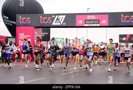 Mo Farah und andere Wettbewerber zu Beginn des Elite-Rennens der Herren während des TCS London Marathon. Foto: Sonntag, 23. April 2023. Stockfoto