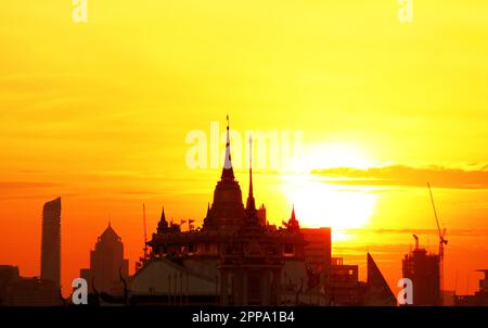 Silhouette des Goldenen Berges (Chedi Phu Khao Thong) des Wat Saket Tempels bei Morgengrauen, dem Wahrzeichen von Bangkok, Thailand Stockfoto