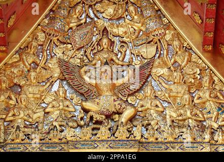 Details des Pediments des Wat Benchamabophit (der Marmortempel) Ordinationshalle, in der Vishnu Riding auf Garuda, Bangkok, Thailand dargestellt wird Stockfoto