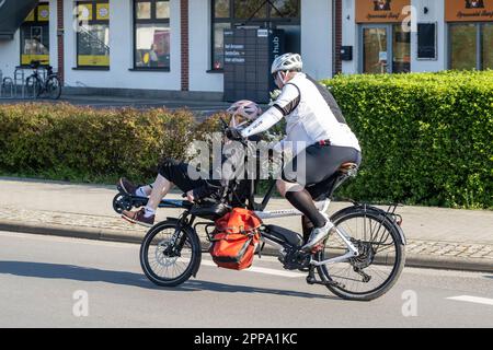 Deutschland, Lübbenau, 22.04.2023 , Ein Paar nimmt am Spreewald-Marathon mit einem elektrischen Tandem von Hasebike Teil, der mehrere Tausend Euro kostet Stockfoto
