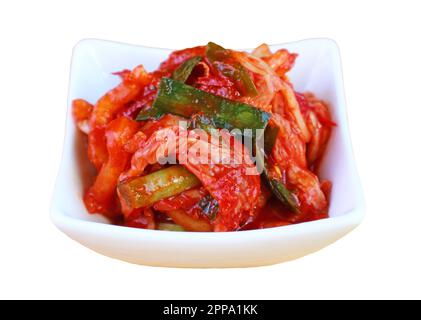 Nahaufnahme von Kimchi, einem berühmten koreanischen Gericht im White Bowl auf weißem Hintergrund Stockfoto