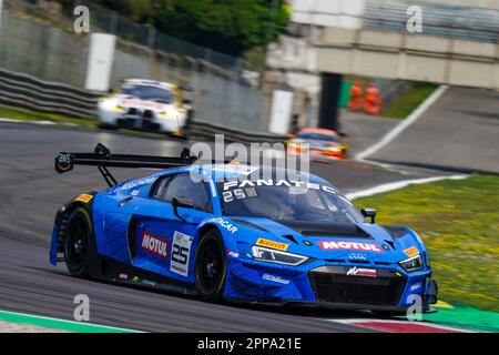 Monza, Italien. 23. April 2023. Das #25 Sainteloc Junior Team Audi R8 LMS GT3 EVO II von Patric NIEDERHAUSER, Christopher MIES und Simon GACHET (pro) während der Fanatec GT World Challenge Europa am 22. April 2023 auf der Autodromo di Monza in Monza, Italien. Kredit: Luca Rossini/E-Mage/Alamy Live News Stockfoto