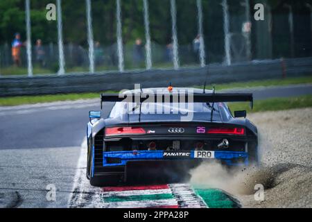 Monza, Italien. 23. April 2023. Das #25 Sainteloc Junior Team Audi R8 LMS GT3 EVO II von Patric NIEDERHAUSER, Christopher MIES und Simon GACHET (pro) während der Fanatec GT World Challenge Europa am 22. April 2023 auf der Autodromo di Monza in Monza, Italien. Kredit: Luca Rossini/E-Mage/Alamy Live News Stockfoto