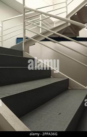 Treppen im Industriestil in Grau- und Weißtönen Stockfoto