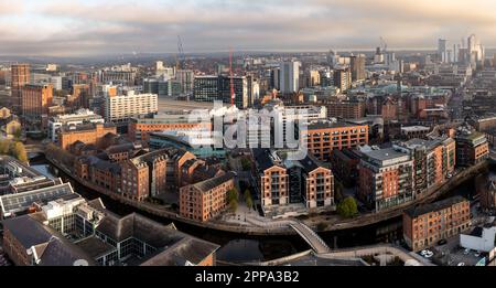 Panoramablick auf Luxusapartments am Wasser entlang des Leeds-Kanals zum Liverpool-Kanal bei Sonnenaufgang in der Skyline von Leeds Stockfoto