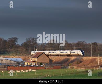 Der brandneue Hitachi-Zweimodus-Zug der Klasse 805 805001 für die Avanti Westküste führt einen Probelauf auf der Westküsten-Hauptstrecke in Lancashire durch. Betrieben von GBRF Stockfoto