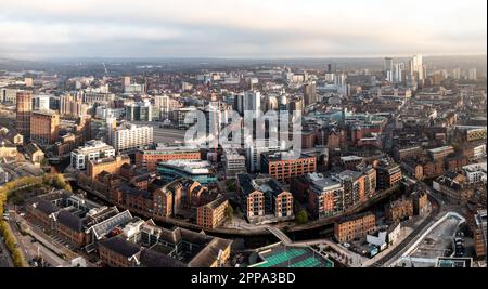 Panoramablick auf Luxusapartments am Wasser entlang des Leeds-Kanals zum Liverpool-Kanal bei Sonnenaufgang in der Skyline von Leeds Stockfoto