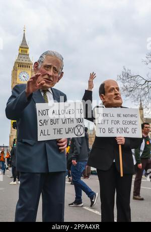 WESTMINSTER, LONDON - 22. April 2023: Extinction Rebellion protester verkleidet als King Charles nimmt an einem Biodiversitätsmarsch Teil Stockfoto