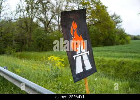 Zurück zum Lager von Saix, ein Plakat mit den A69 in Flammen. Verlassen Sie die Straße, Demonstration auf der Autobahn A69, die Castres (Tarn) mit Toulouse (Haute-Garonne) verbinden muss, organisiert von den Kollektiven „La voie est libre“, „les Soulevements de la Terre“ und „Extinction Rebellion Toulouse“ und der Confederation paysanne. Fast 8000 Menschen versammelten sich für einen langen marsch zwischen Soual und Saix (81), um ihre Ablehnung des Autobahnprojekts zu zeigen, das von der Präfektur und dem Departement Tarn sowie der Region Occitanie unterstützt wird. Frankreich, Saix am 22. April 2023. Foto: Patricia Huchot-Boi Stockfoto