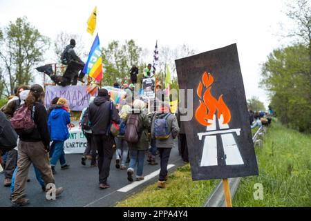 Zurück zum Lager von Saix, ein Plakat mit den A69 in Flammen. Verlassen Sie die Straße, Demonstration auf der Autobahn A69, die Castres (Tarn) mit Toulouse (Haute-Garonne) verbinden muss, organisiert von den Kollektiven „La voie est libre“, „les Soulevements de la Terre“ und „Extinction Rebellion Toulouse“ und der Confederation paysanne. Fast 8000 Menschen versammelten sich für einen langen marsch zwischen Soual und Saix (81), um ihre Ablehnung des Autobahnprojekts zu zeigen, das von der Präfektur und dem Departement Tarn sowie der Region Occitanie unterstützt wird. Frankreich, Saix am 22. April 2023. Foto: Patricia Huchot-Boi Stockfoto