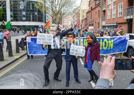 WESTMINSTER, LONDON - 22. April 2023: Ausrottung Rebellion verhöhnt Premierminister und Politiker bei einem Protest gegen die biologische Vielfalt Stockfoto
