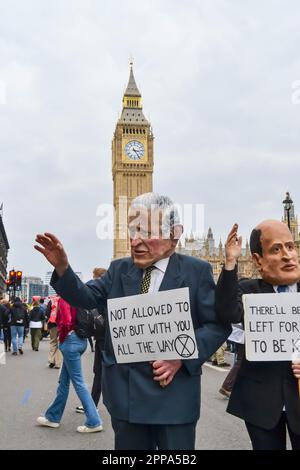 WESTMINSTER, LONDON - 22. April 2023: Extinction Rebellion protester verkleidet als King Charles nimmt an einem Biodiversitätsmarsch Teil Stockfoto