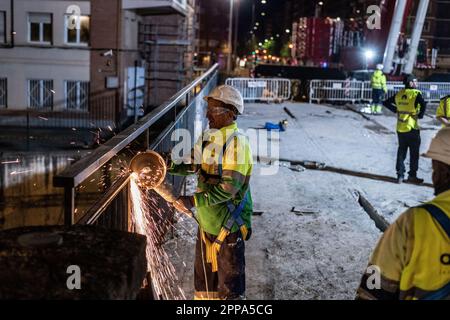 Logroño, Spanien; 23. April 2023: Bauarbeiter, die nachts am Abbau der Brücke über die Eisenbahnstrecke in der Straße Vara de Rey arbeiten; Stockfoto