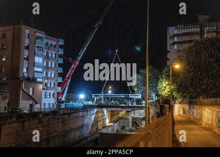 Logroño, Spanien; 23. April 2023: Bauarbeiter, die nachts am Abbau der Brücke über die Eisenbahnstrecke in der Straße Vara de Rey arbeiten; Stockfoto