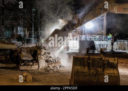 Logroño, Spanien; 23. April 2023: Bauarbeiter, die nachts am Abbau der Brücke über die Eisenbahnstrecke in der Straße Vara de Rey arbeiten; Stockfoto