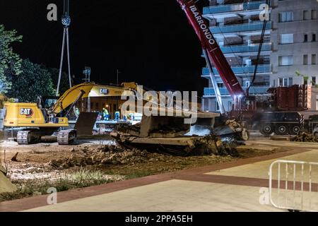 Logroño, Spanien; 23. April 2023: Bauarbeiter, die nachts am Abbau der Brücke über die Eisenbahnstrecke in der Straße Vara de Rey arbeiten; Stockfoto