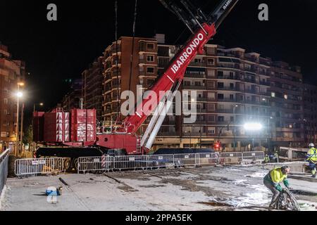 Logroño, Spanien; 23. April 2023: Bauarbeiter, die nachts am Abbau der Brücke über die Eisenbahnstrecke in der Straße Vara de Rey arbeiten; Stockfoto